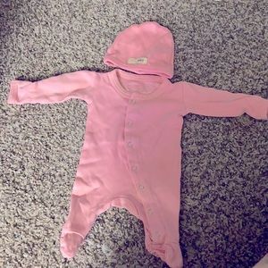 Nb pink footsie with hat